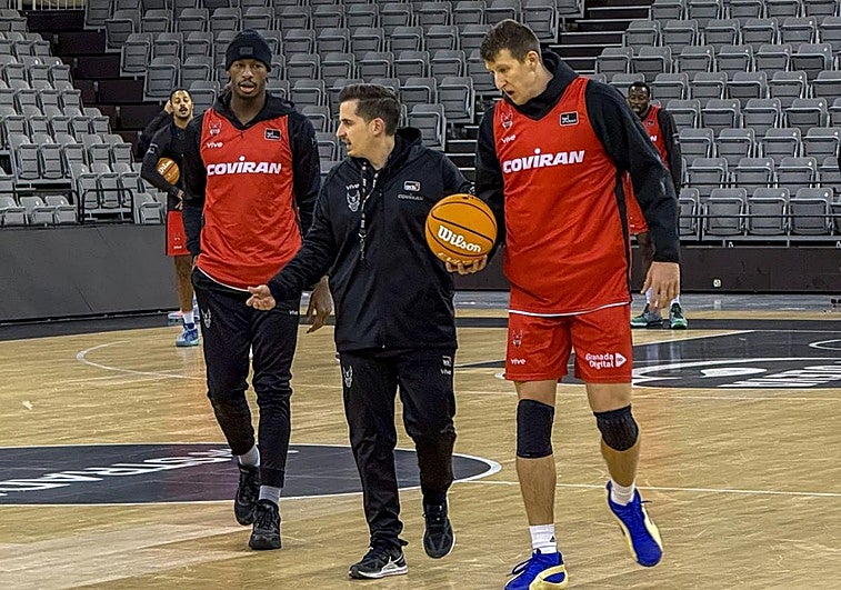 Arturo Ruiz dirige su primer entrenamiento con el mismo cuerpo técnico que Díaz